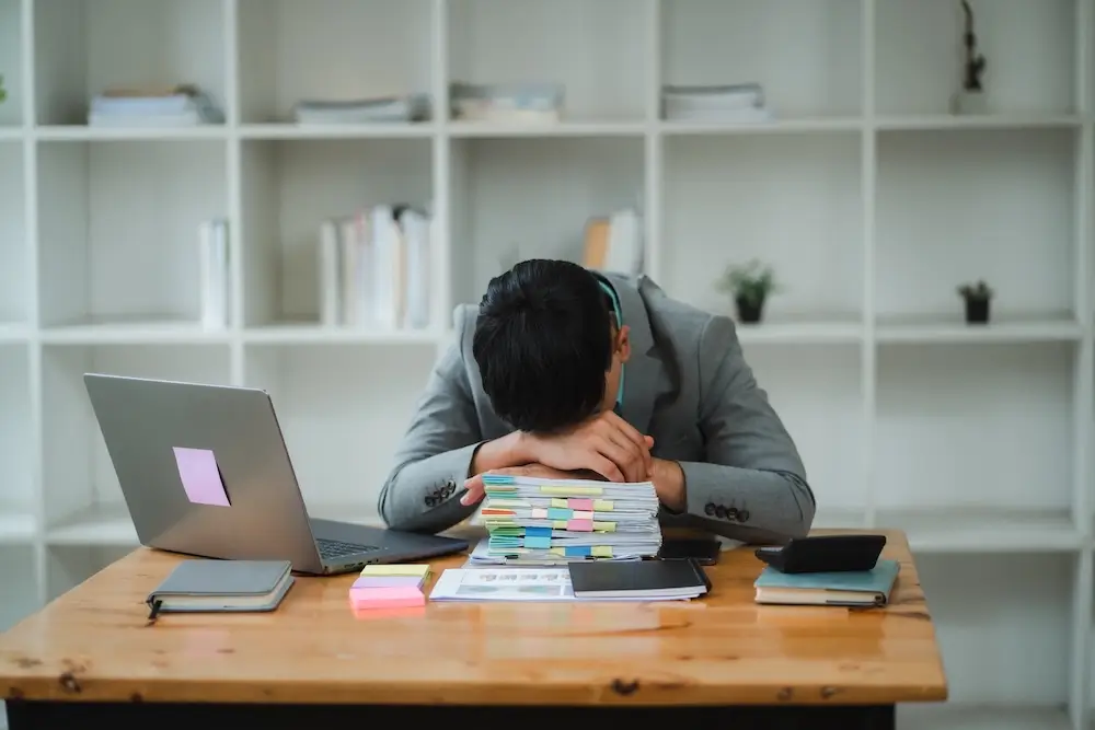 Entrepreneur débordé par les tâches administratives répétitives