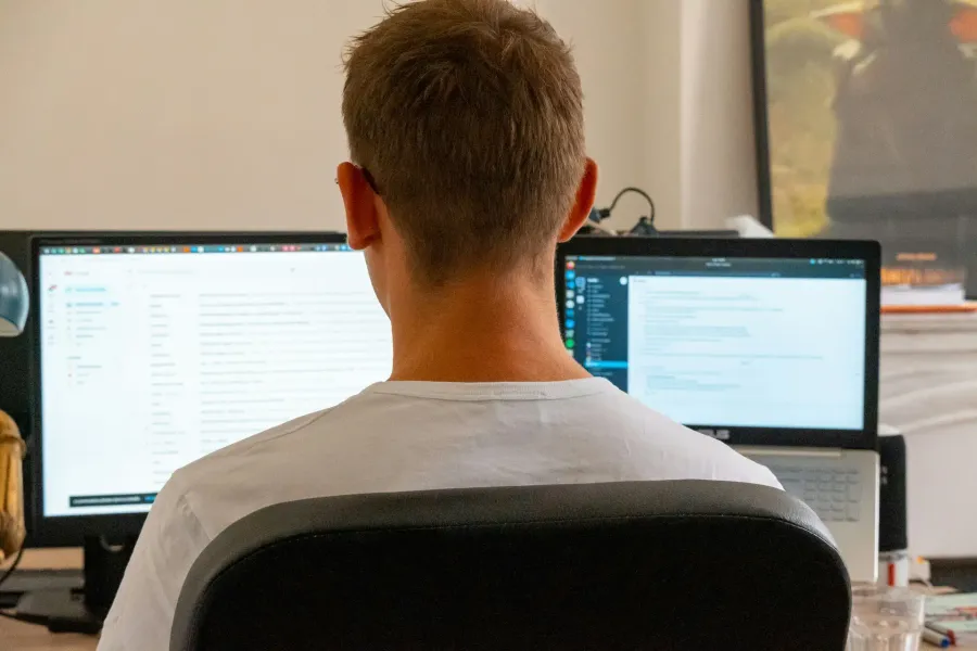 Bureau de travail avec un écran affichant des statistiques de référencement