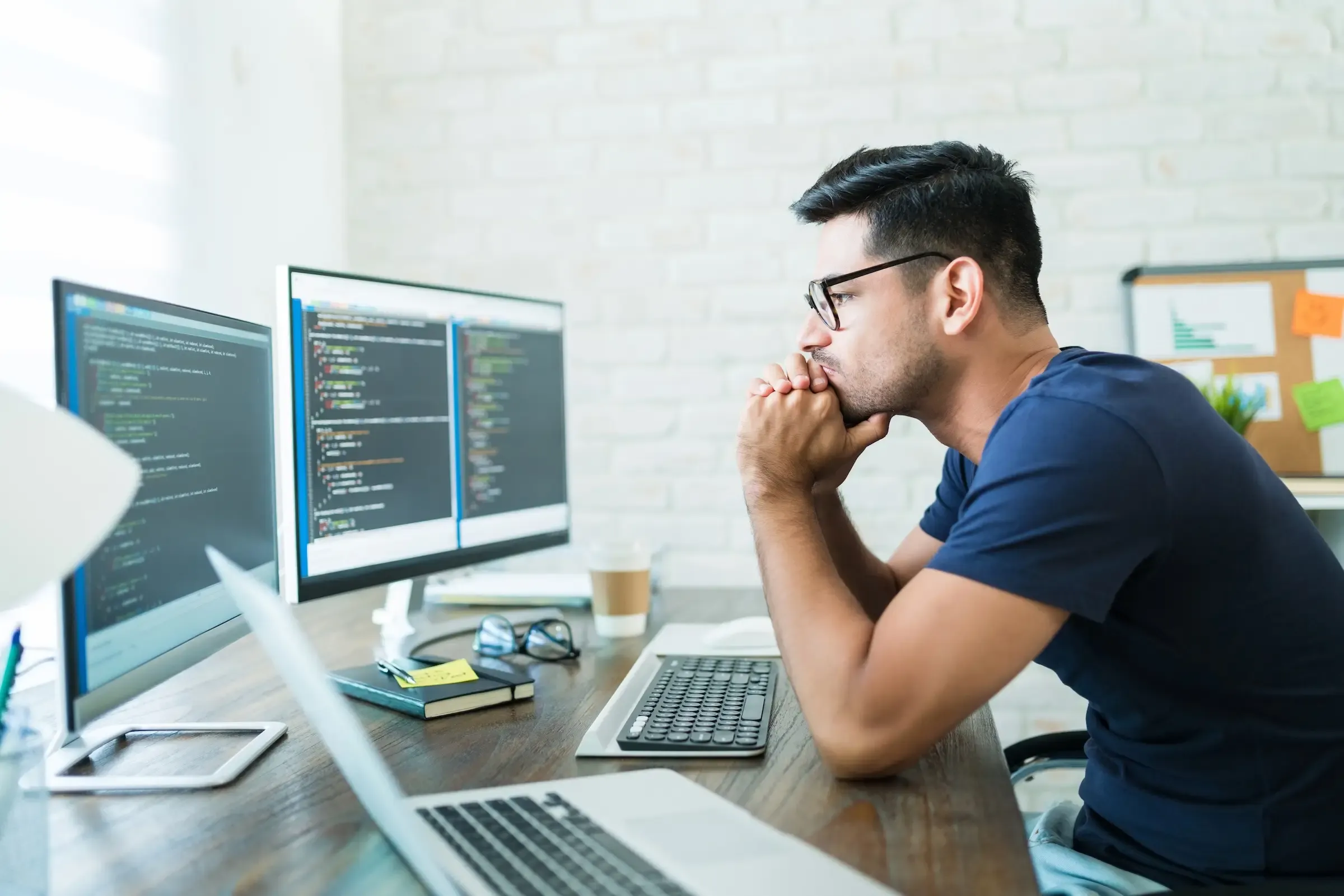Dirigeant de TPE utilisant l’intelligence artificielle sur son ordinateur