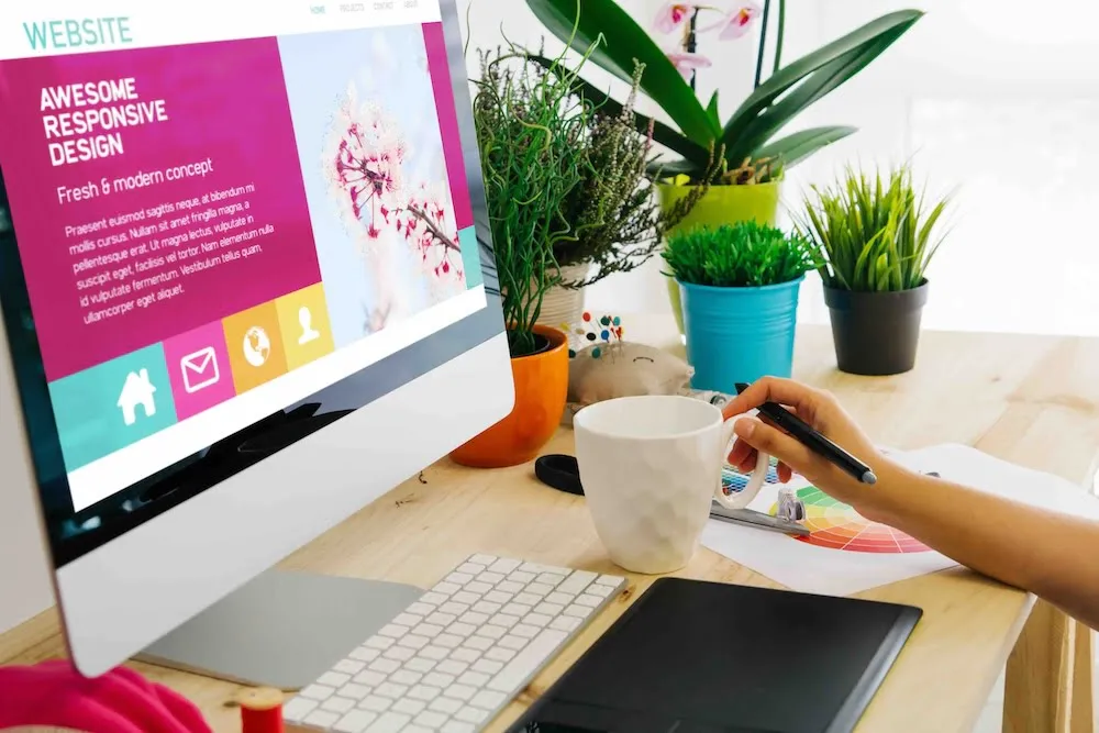 Un web designer assis devant son écran d’ordinateur
