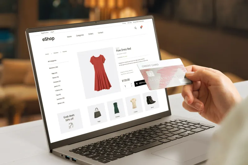 Boutique en ligne avec paiement par carte bancaire depuis un ordinateur portable