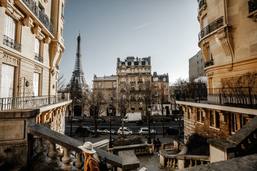 Vue des toits de Paris, ville de l’agence May Home