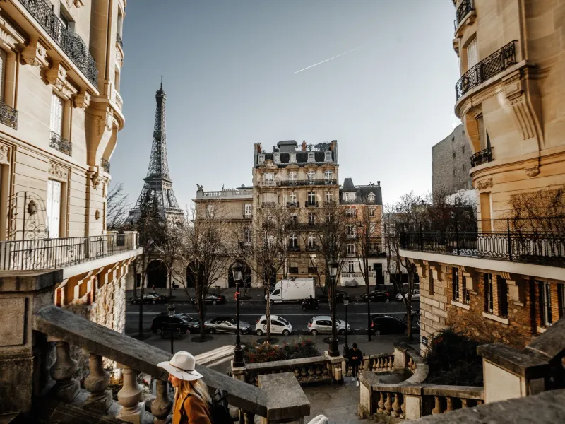 Page d’accueil du site Flatigo avec une vue des toits de Paris