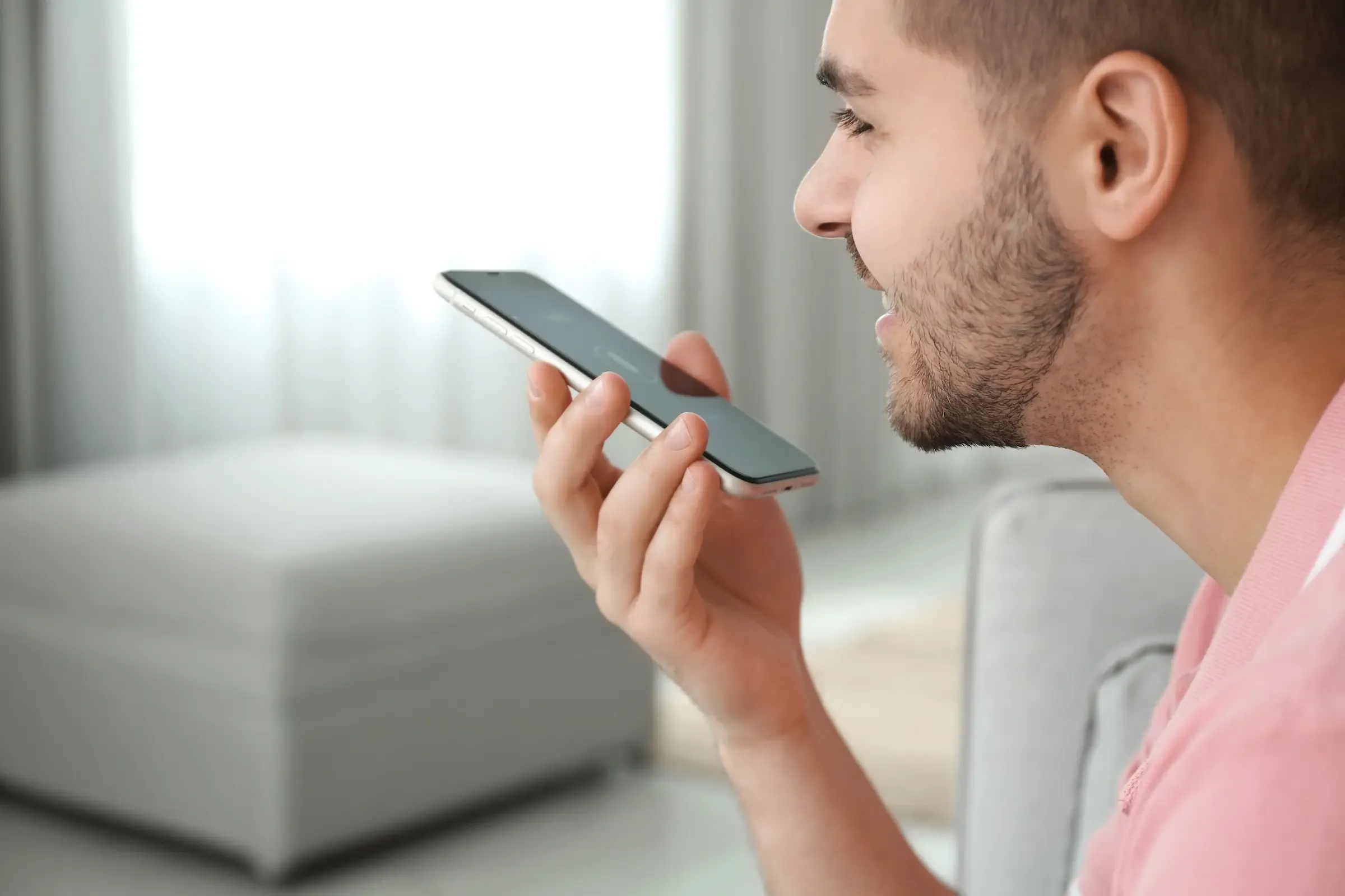 Personne posant une question à un assistant IA sur smartphone