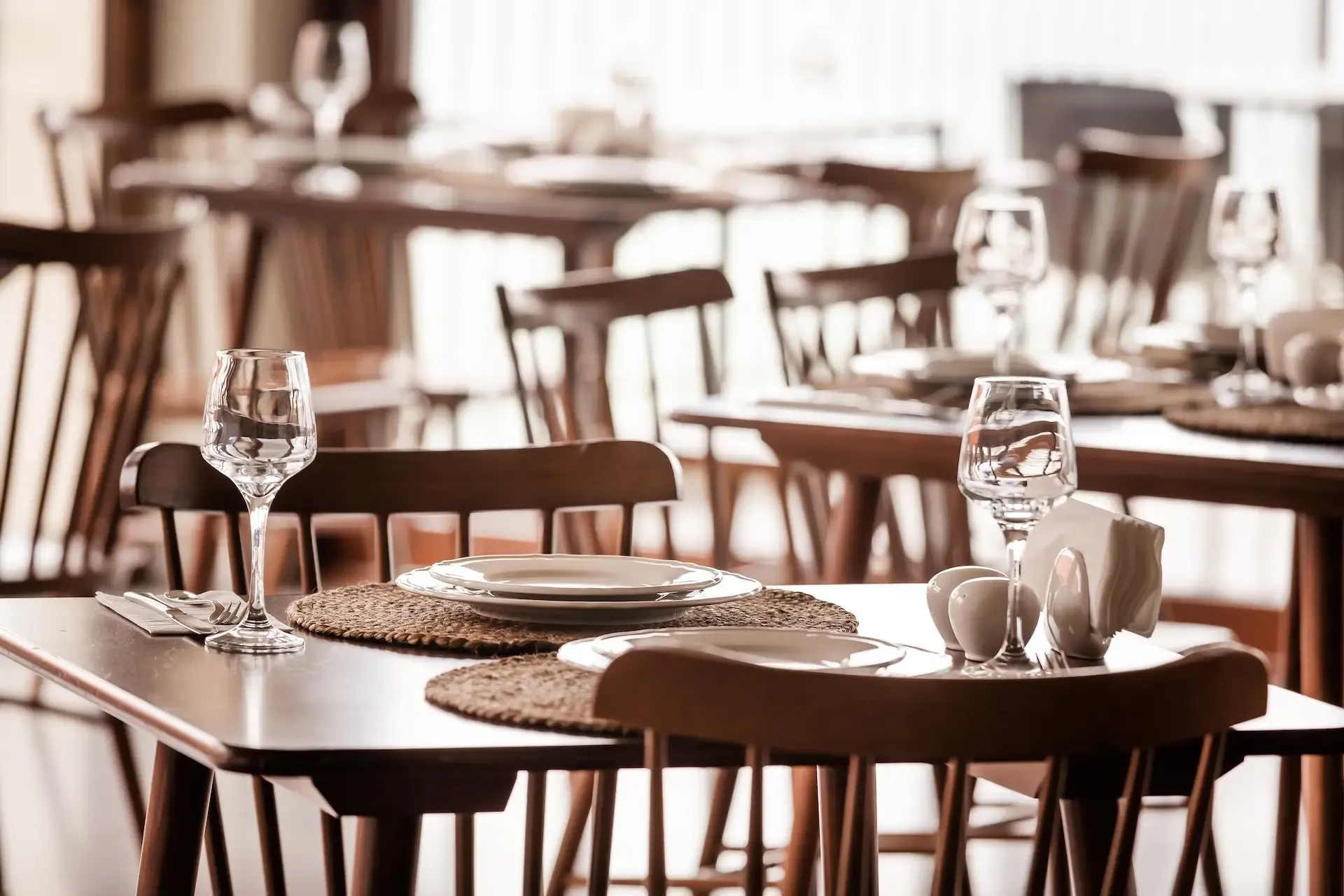 Salle de restaurant dressée pour le service
