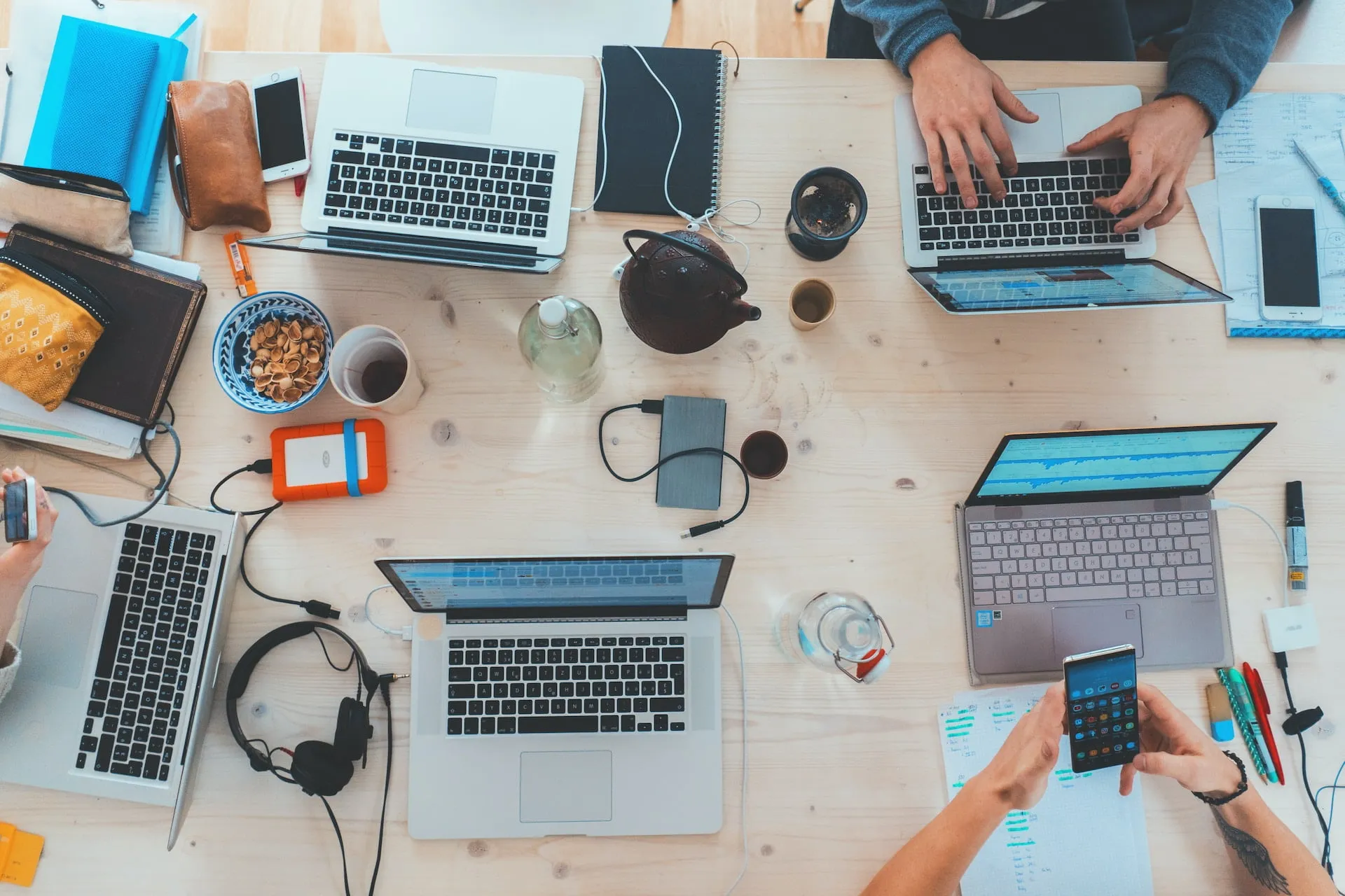 Une équipe au travail autour d’une table, ordinateurs ouverts